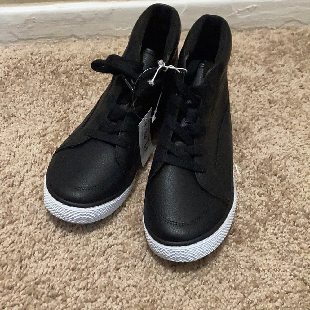 Boys size 5 high top shoes
